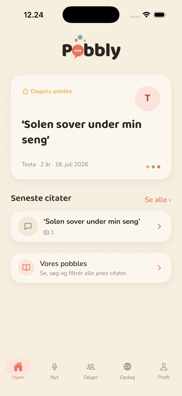 Pobblys forside på en iPhone: dagens pobble lyder ‘Solen sover under min seng’, sagt af Testa på 2 år, med en liste over de seneste citater nedenunder.