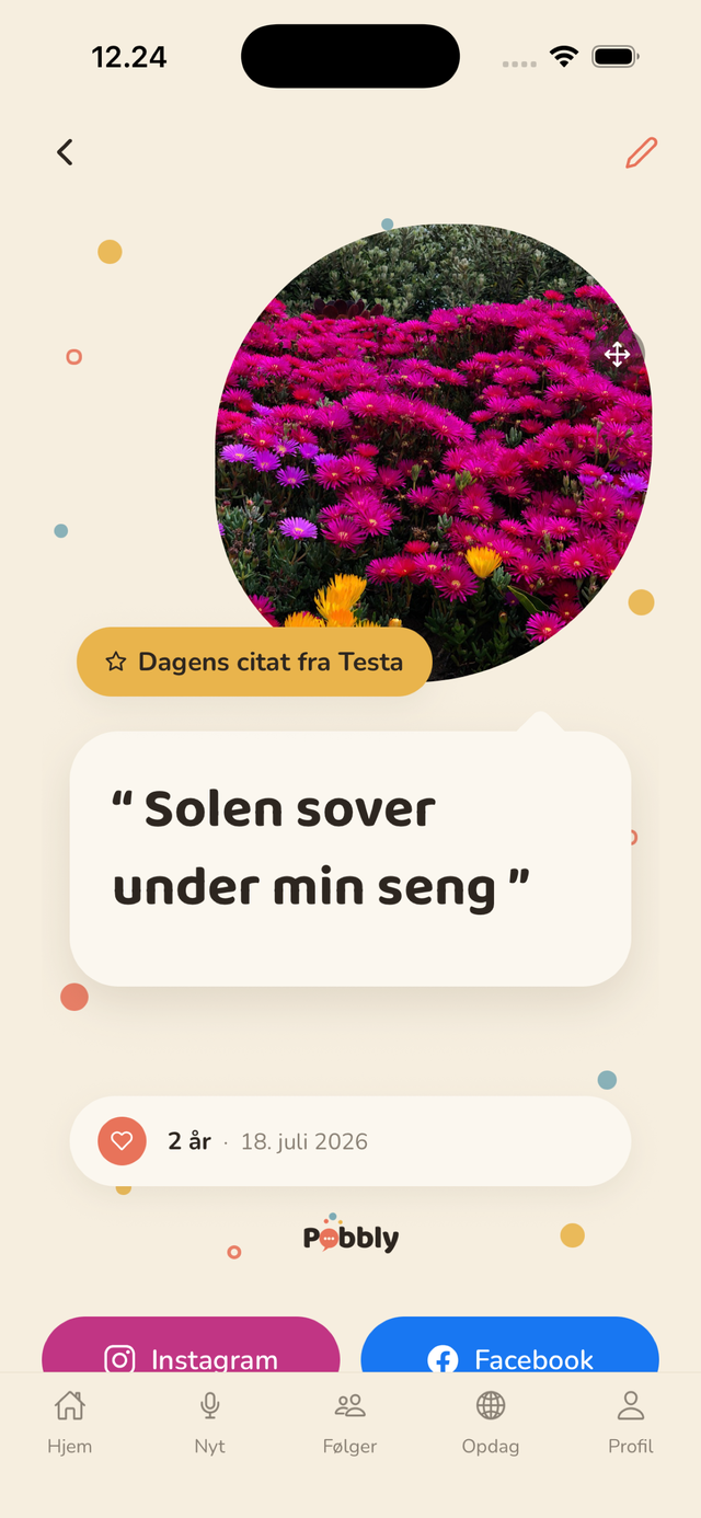 Et delekort i Pobbly: citatet ‘Solen sover under min seng’ i en stor taleboble under et rundt foto, med barnets alder og dato nedenunder.