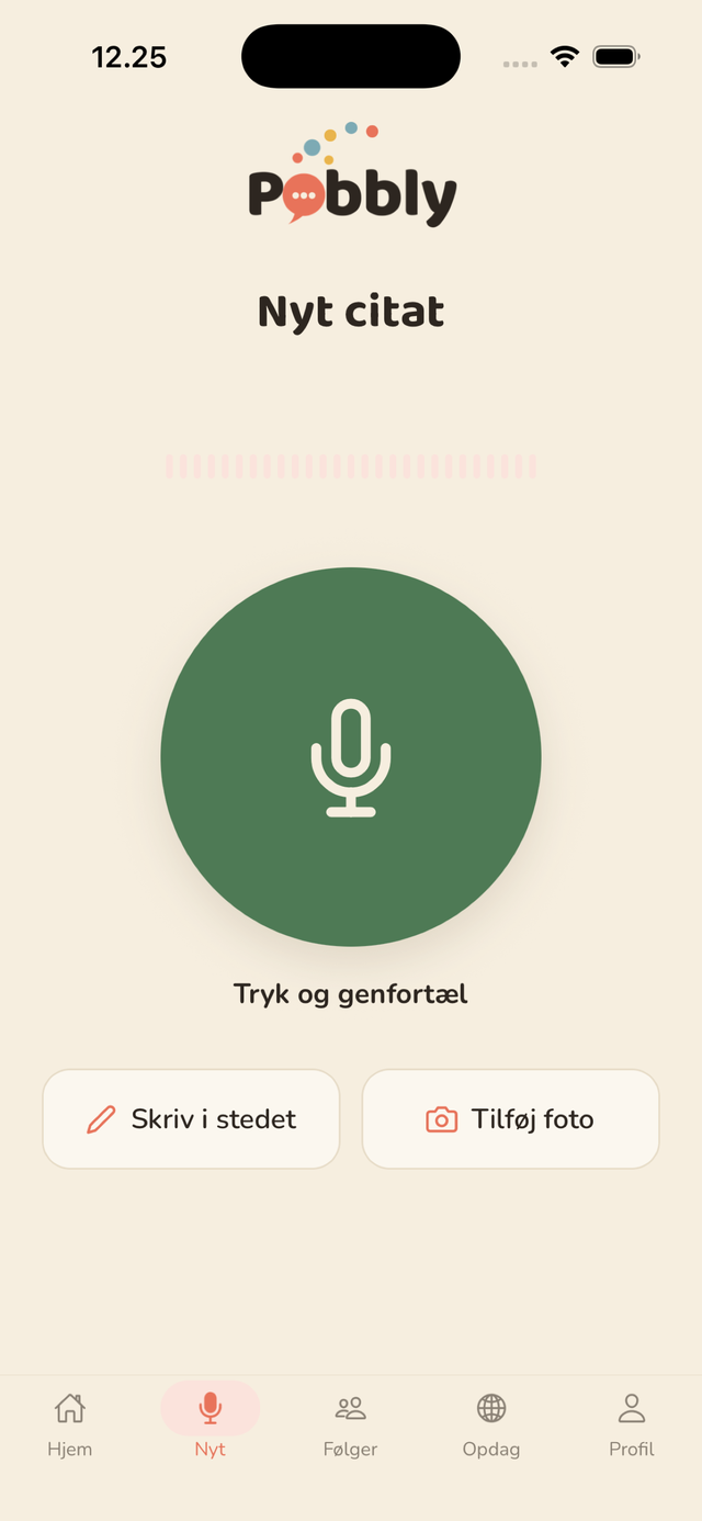 Optageskærmen i Pobbly med en stor grøn mikrofonknap og teksten ‘Tryk og genfortæl’, samt knapper til at skrive i stedet eller tilføje foto.