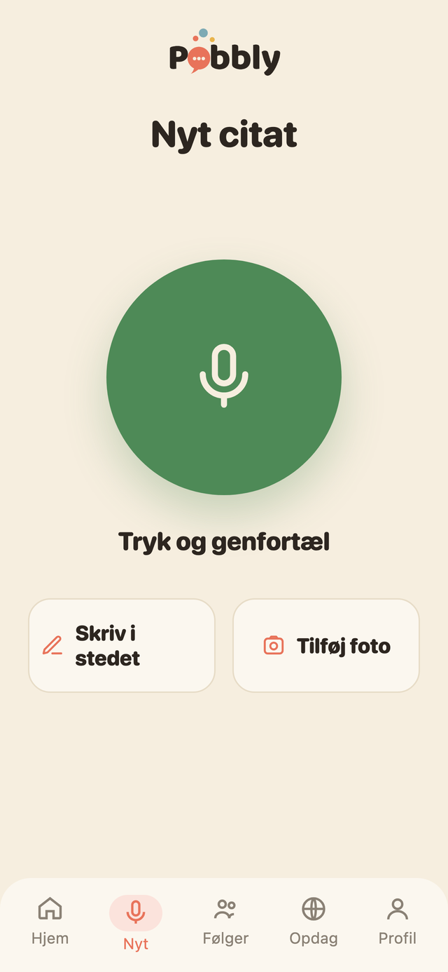 Optageskærmen i Pobbly med en stor grøn mikrofonknap og teksten ‘Tryk og genfortæl’, samt knapper til at skrive i stedet eller tilføje foto.